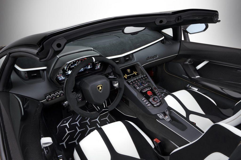 Interni della Lamborghini Aventador SVJ Roadster
